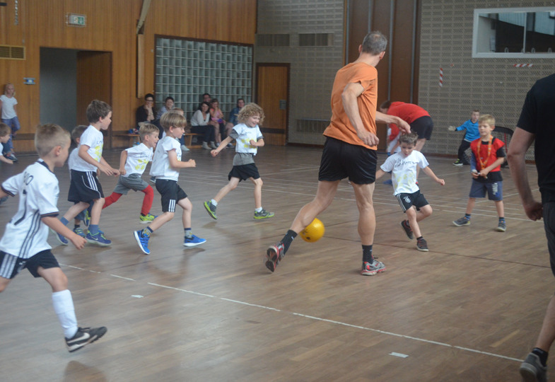 Neun Muggelsteine für ein Fußballturnier