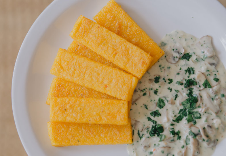 Polenta-Schnitten mit Champignonsoße: Rezepte für die Kita