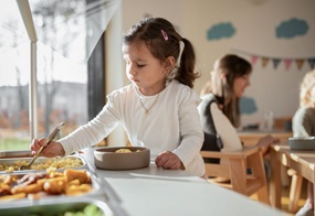 Kita-Kind bedient sich am Buffet