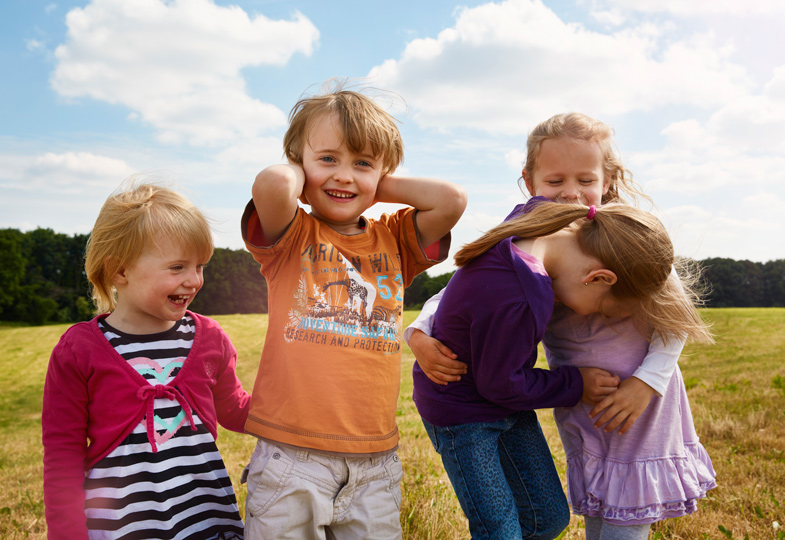 Spielen, streiten und lachen