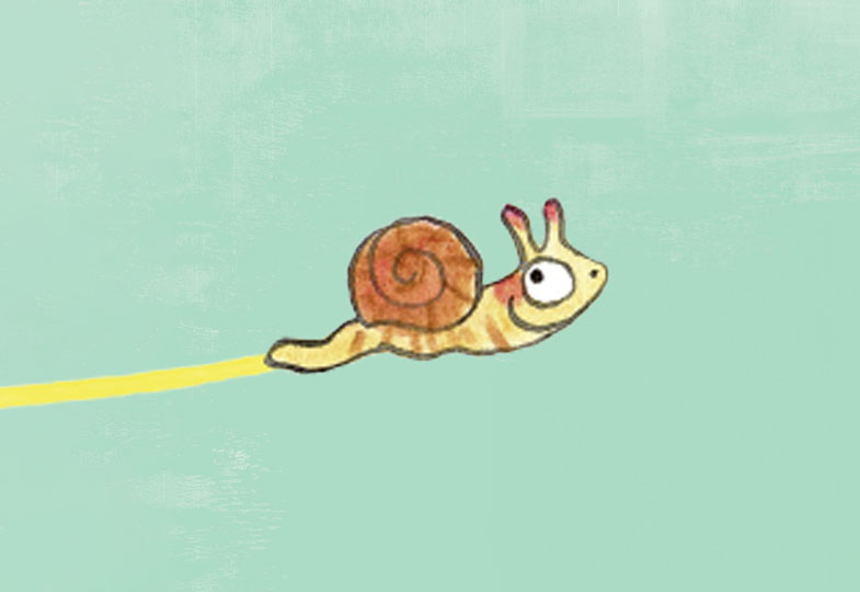 Eine gemalte, lachende Schnecke in gelb und orange mit einem Häuschen auf dem Rücken.
