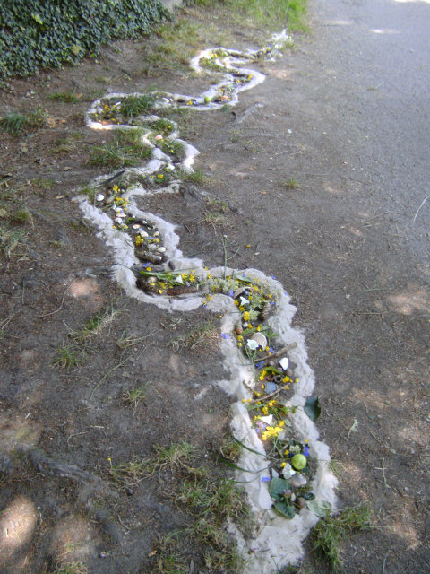 Eine kreative Idee mit Quarzsand: Schlange mit Blättern und Blüten gestalten