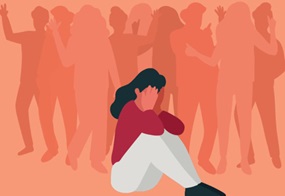 Eine Frau sitzt verzweifelt am Boden und hält sich den Kopf, während um sie herum schemenhafte Menschen stehen, die bedrohlich wirken.