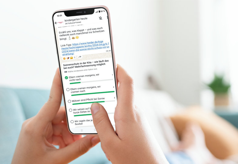 Smartphone mit Ausschnitt aus dem WhatsApp-Kanal von kindergarten heute