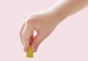 Eine Hand hält eine gelbe Spielfigur.