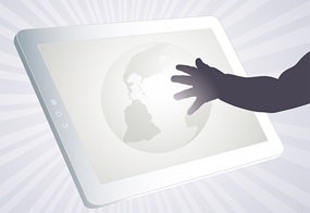 Eine Illustration zeigt ein Tablet mit einer Weltkugel auf dem Bildschirm, das von einer kleinen Hand berührt wird.