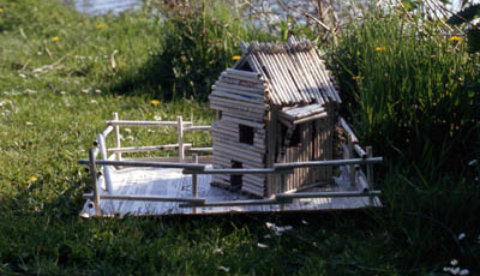 Basteln mit Zeitungspapier: Stabiles Rollenhaus