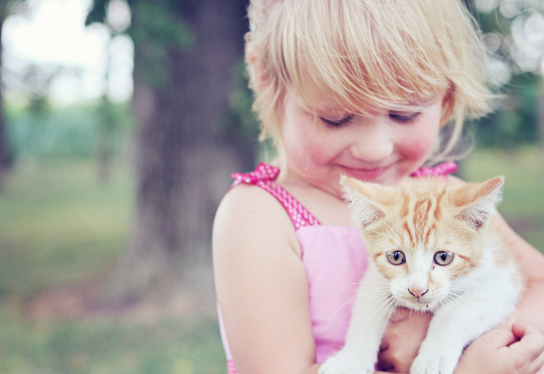 Ganz vorsichtig! Durch den Kontakt zu Tieren entwickeln Kinder Einfühlungsvermögen