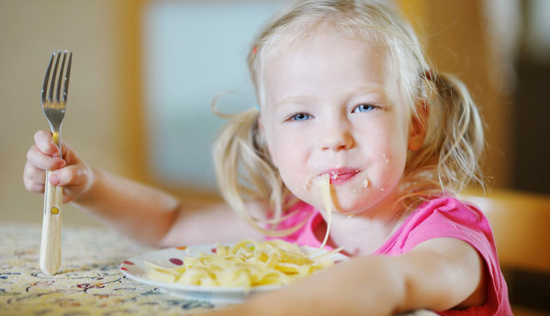 Esstisch statt Stresstisch: Wie Eltern ihren Kindern Tischmanieren beibringen