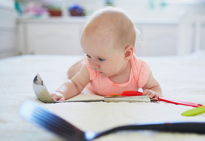 Knöpfe, Schlüssel, Löffel, Töpfe: Alltagsgegenständen sind für Babys die spannendsten Spielsachen