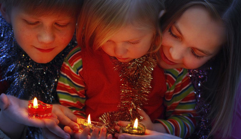 Kindergeburtstag im Februar: Kerzen im Schnee
