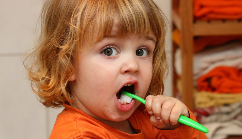 Kinderzähne ohne Karies: Zahnputztechnik für die Jüngsten