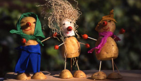 Kleine Männchen aus Kartoffeln: Familie Knolle