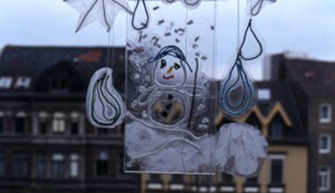 Kunstwerke aus Wolle und Klebefolie: Frostige Fensterbilder