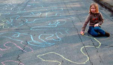 Malen mit Straßenkreide: Endlose Linien a la Hundertwasser