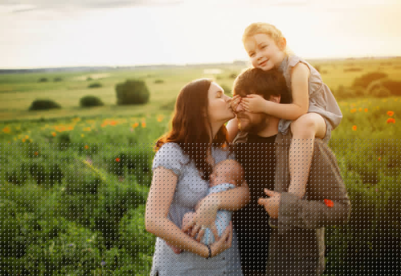 Mama und Papa küssen sich