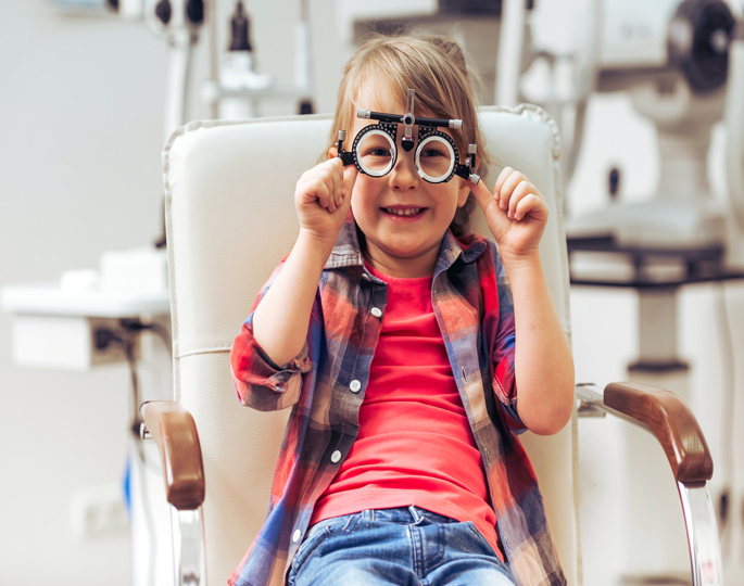 Augenerkrankungen rechtzeitig erkennen: Schon Kleinkinder sollten zum Augenarzt