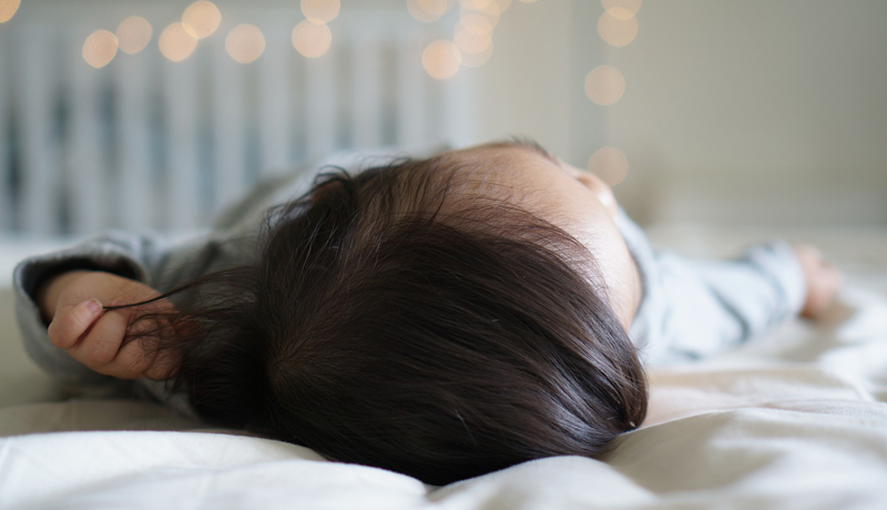 Schlaflos im Kinderbett: 