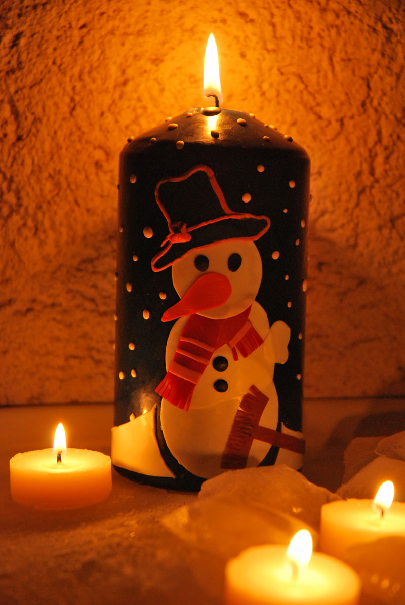 Kerzen verzieren: Schneemann im Lichterschein