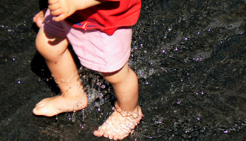 Sicher grillen, baden, toben: So schützen Sie Ihr Kind vor speziellen Gefahren im Sommer