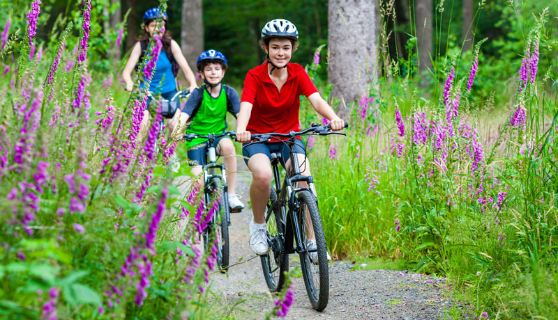 Sicher unterwegs auf zwei Rädern: Wie bereite ich mein Kind auf die Familienradtour vor?