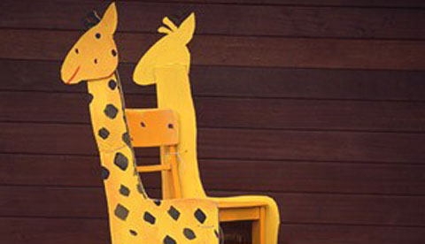 stuehle-mit-tiermotiven-giraffe-und-drachen-zum-sitzen