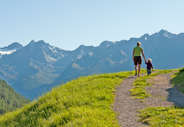 Wandern in den Tiroler Bergen macht der ganzen Familie Spaß