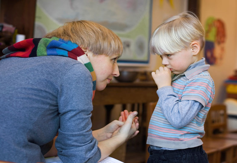 "Ich mag aber nicht alleine gehen.": Schüchtere Kinder benötigen den Rückhalt ihrer Bezugsperson