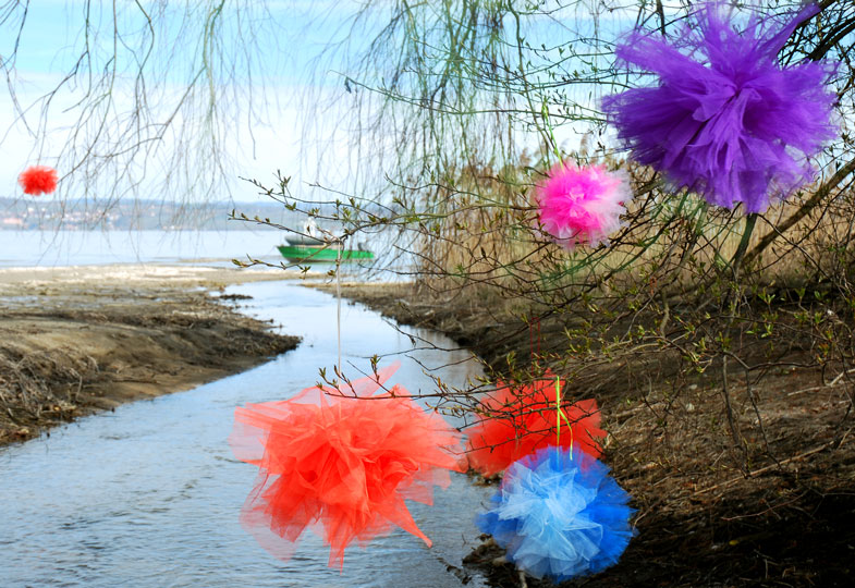 Kaum Blumen im Garten? Selbstgemachte Pompons sorgen für bunte Farbtupfer