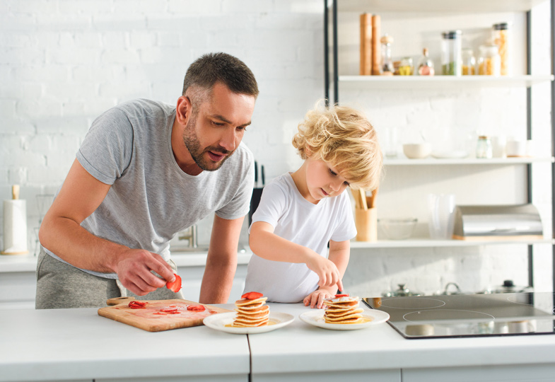 Kinder lernen am Vorbild: Wenn Papa kocht, machen Jungs gerne mit