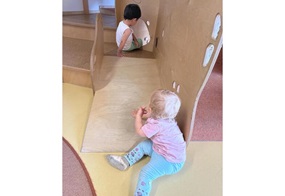 Ellie sitzt am Fuße des Ruschbretts.