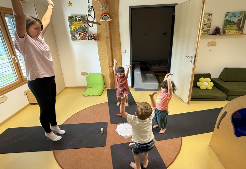 Drei Freunde im Schnee: Yoga im Winter