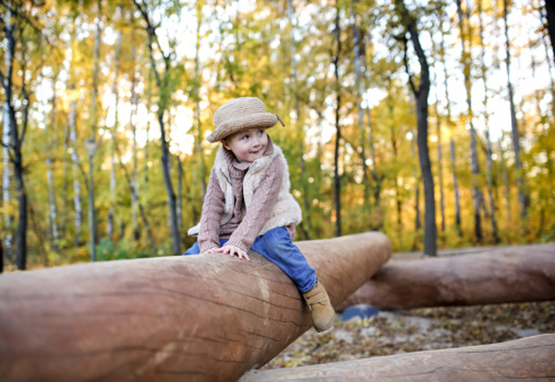 Ein Besuch auf dem Spielplatz: Draußen im Frühherbst