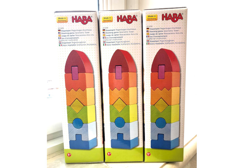 Wir verlosen dreimal das Stapelspiel Regenbogen-Hochhaus von HABA®