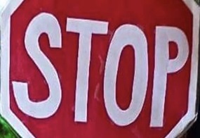 Ein selbstgemaltes Stopschild in Form eines roten Achtecks mit weißer Umrandung und dem Schriftzug „STOP“ in Weiß.
