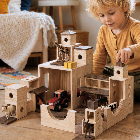 Kind spielt mit einer Matzbox.