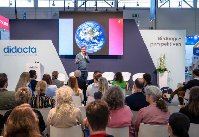 Mehrere Personen auf der Didacta.