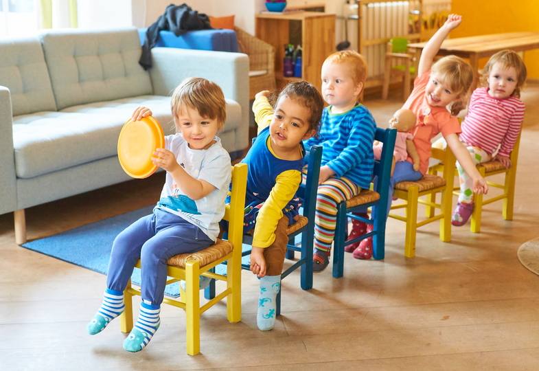 Viele kleine Sonnenstrahlen: Sommerspiele im Morgenkreis