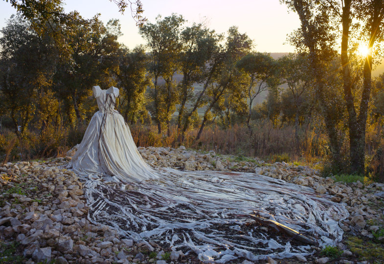 Abb. Kleidskulptur auf Anselm Kiefers Grundstück in Frankreich. Aus dem Film „Anselm“ © 2023, Road Movies, photograph by Wim Wenders.