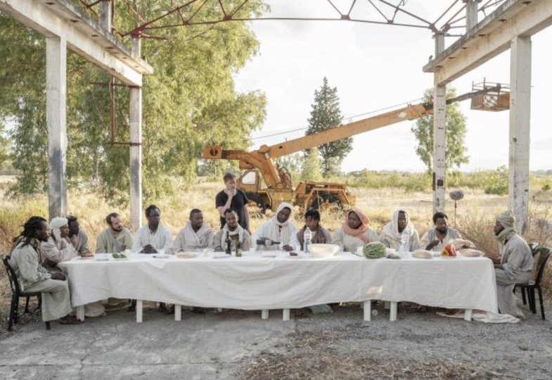 In Milo Raus Film "Das Neue Evangelium 2020" wird das Abendmahl szenisch modern mit Migranten nachgestellt.