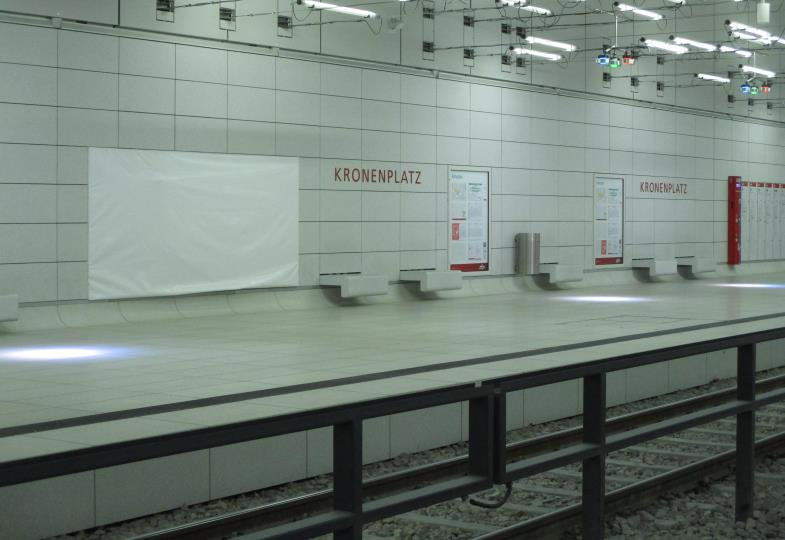 Ein erstes Relief des Genesis-Projekts von Markus Lüpertz wurde bereits in Karlsruhe installiert. Bis zur Vernissage im Herbst 2022 ist es noch von einer Plane verdeckt.