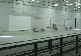 Ein erstes Relief des Genesis-Projekts von Markus Lüpertz wurde bereits in Karlsruhe installiert. Bis zur Vernissage im Herbst 2022 ist es noch von einer Plane verdeckt.