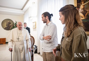 KNA Bild Papst Franziskus empfängt Luisa Neubauer, Aktivistin bei der Klimaschutzbewegung Fridays for Future, vor der Pressekonferenz zum neuen Umweltschreiben "Laudate Deum" (Lobet Gott) am 5. Oktober 2023 in der Casa Santa Marta im Vatikan.