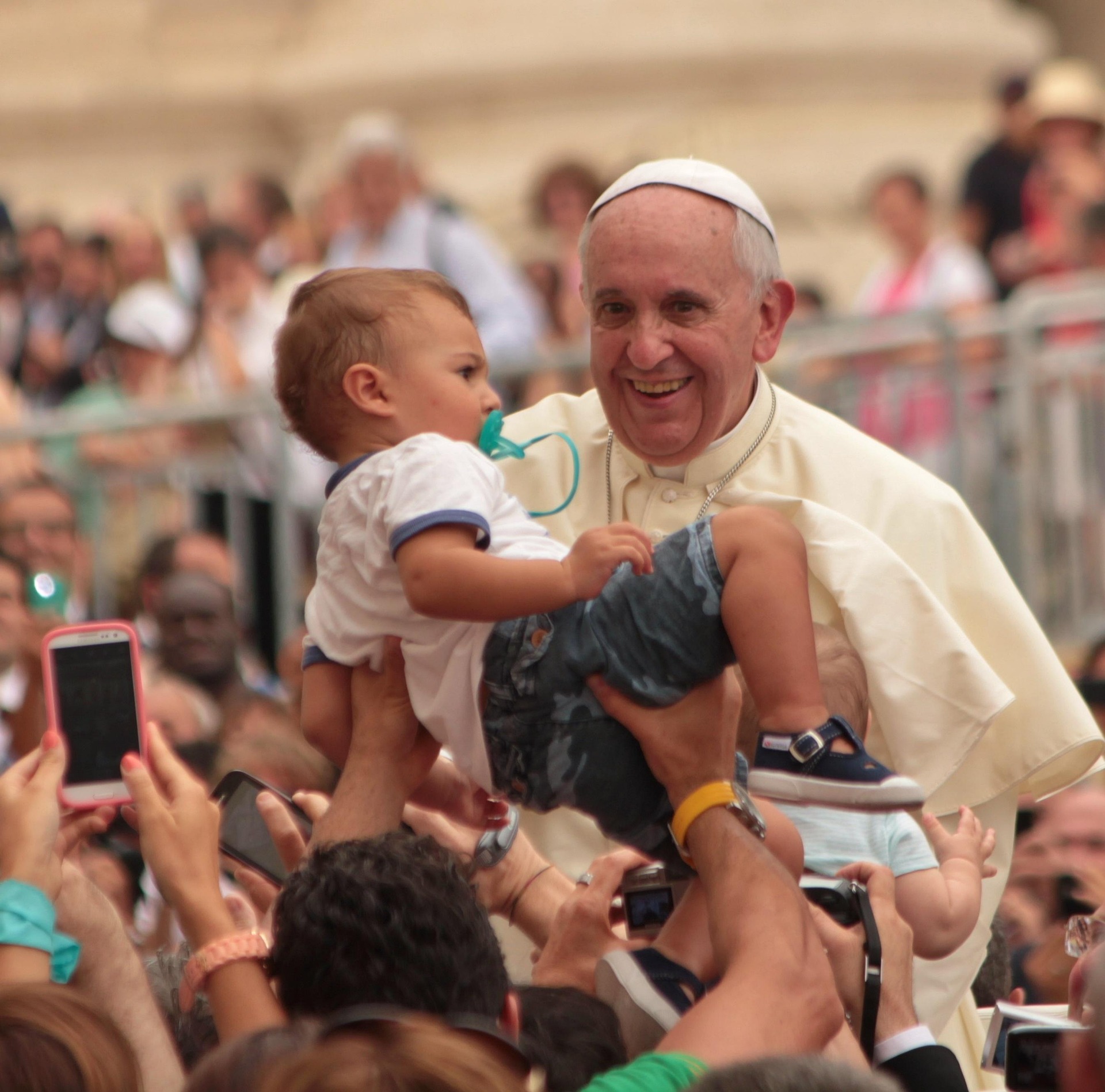 Papst Franziskus bei einer Kindersegnung 2015