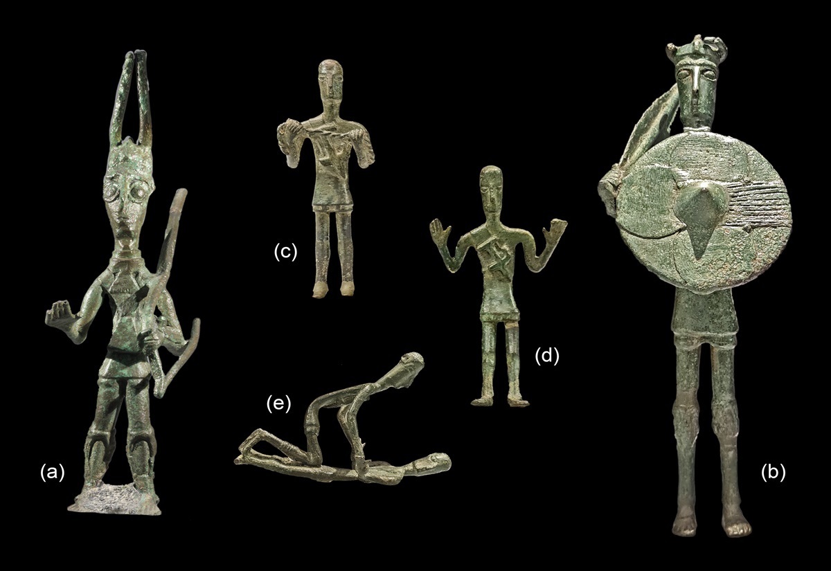 Fünf bronzene Statuetten, die Krieger darstellen.