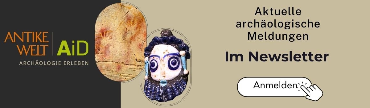 Zwei archäologische Fundstücke: links Handabdruck auf Stein, rechts eine bunte Perle in Form eines menschlichen Kopfes mit großen Augen, daneben Text 'Aktuelle archäologische Meldungen Im Newsletter' und ein Button 'Anmelden' mit Handcursor.