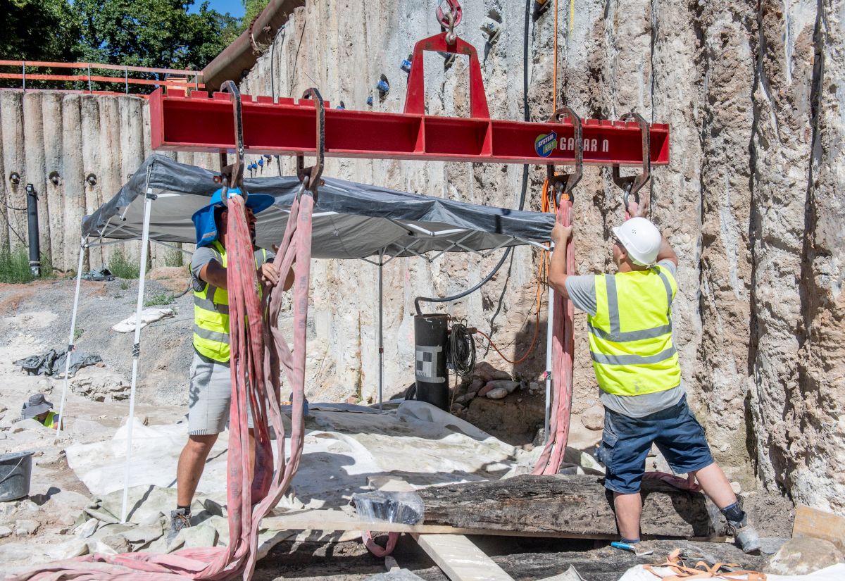 2400 Jahre altes Eisenzeit-Bauwerk in Aschaffenburg per Kran geborgen