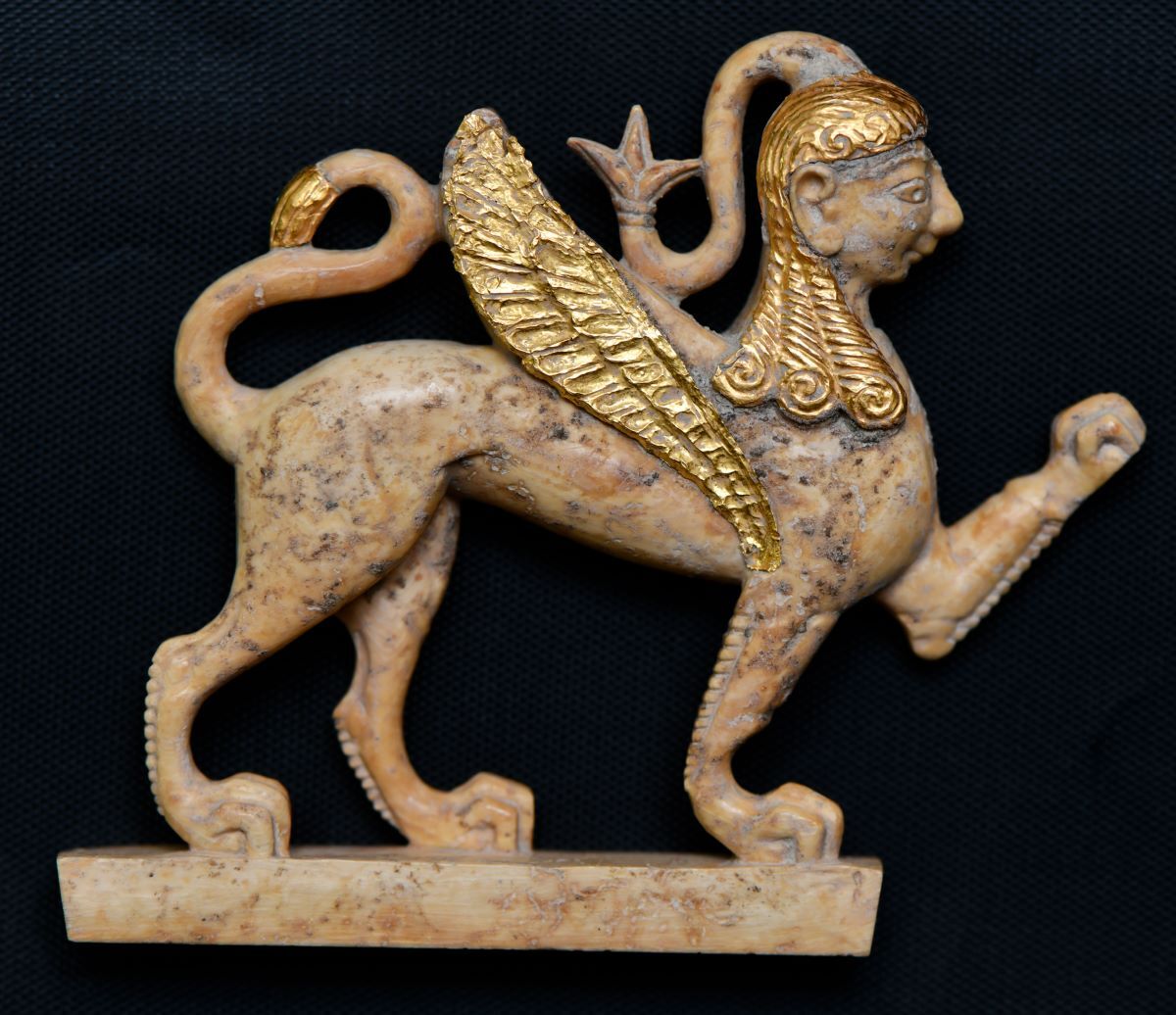 Bei früheren Ausgrabungen wurde eine vergoldete Elfenbein-Sphinx aus dem 6. Jh. v. Chr. gefunden, die wahrscheinlich einen Thron in Gordion schmückte.