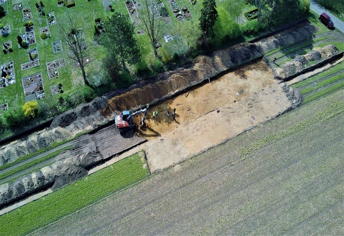 Drohnenaufnahme der Ausgrabungsfläche am Gemeindefriedhof von Espelkamp am nordwestlichen Rand der Ortschaft Frotheim.