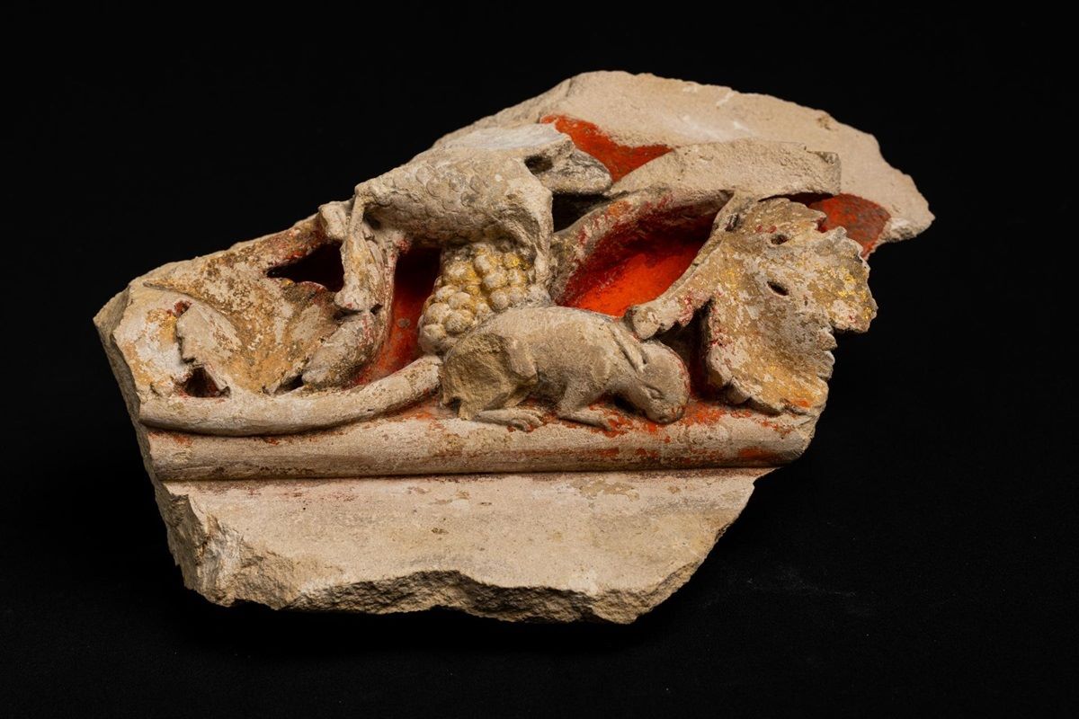 Fragment eines Pflanzenfrieses mit Nagetier nach der Reinigung und Stabilisierung der Polychromie aus dem 13. Jahrhundert